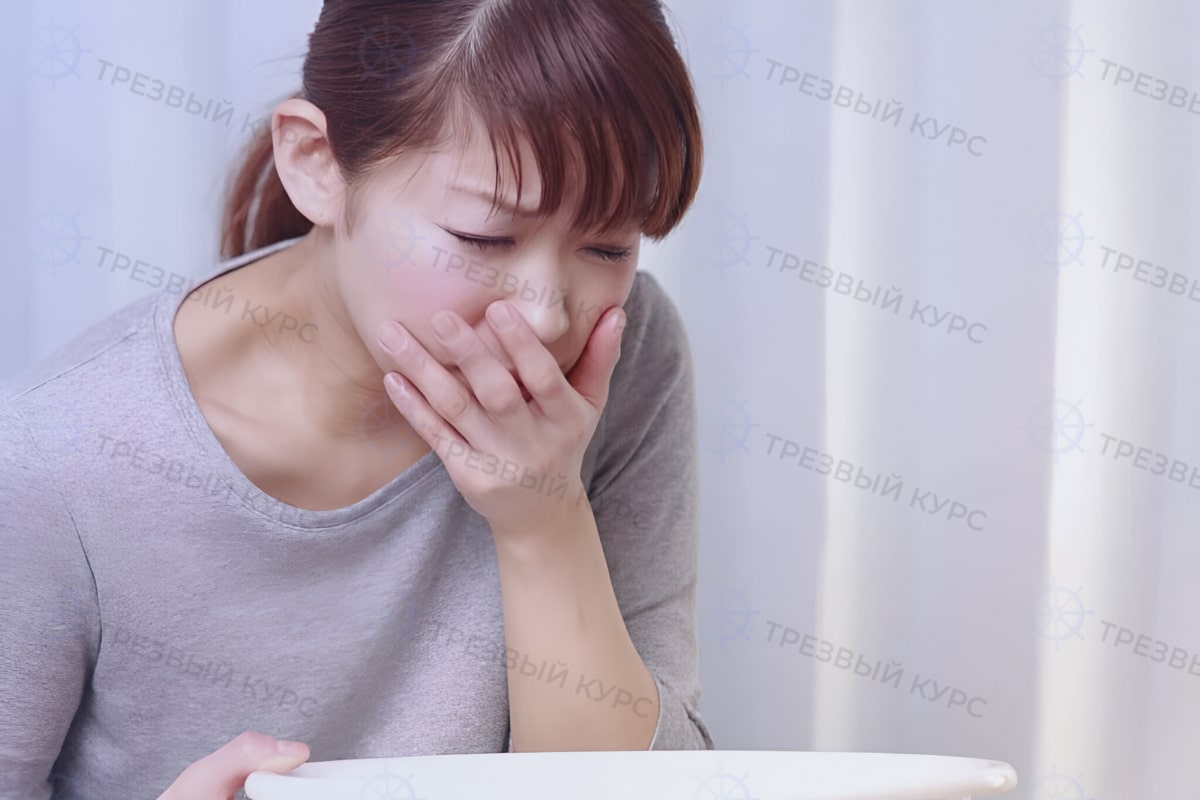 Женщину тошнит